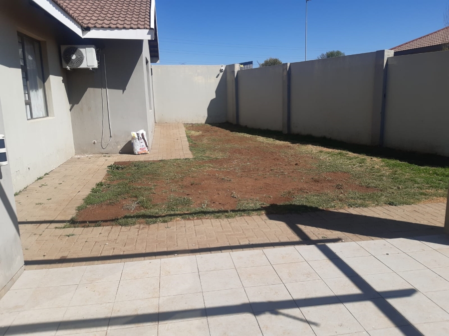 To Let 3 Bedroom Property for Rent in Hillside Free State